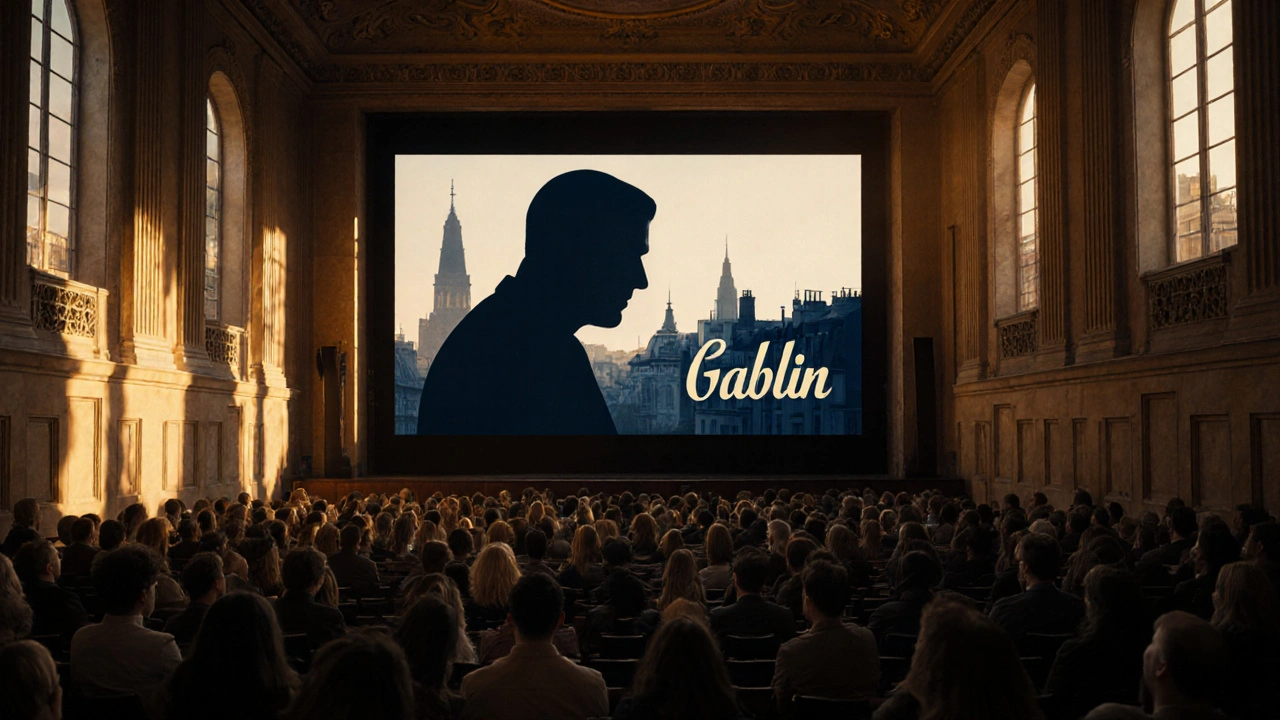 Salle de cinéma à Cannes 2023, public regardant un hommage à Jean Gabin sur grand écran.