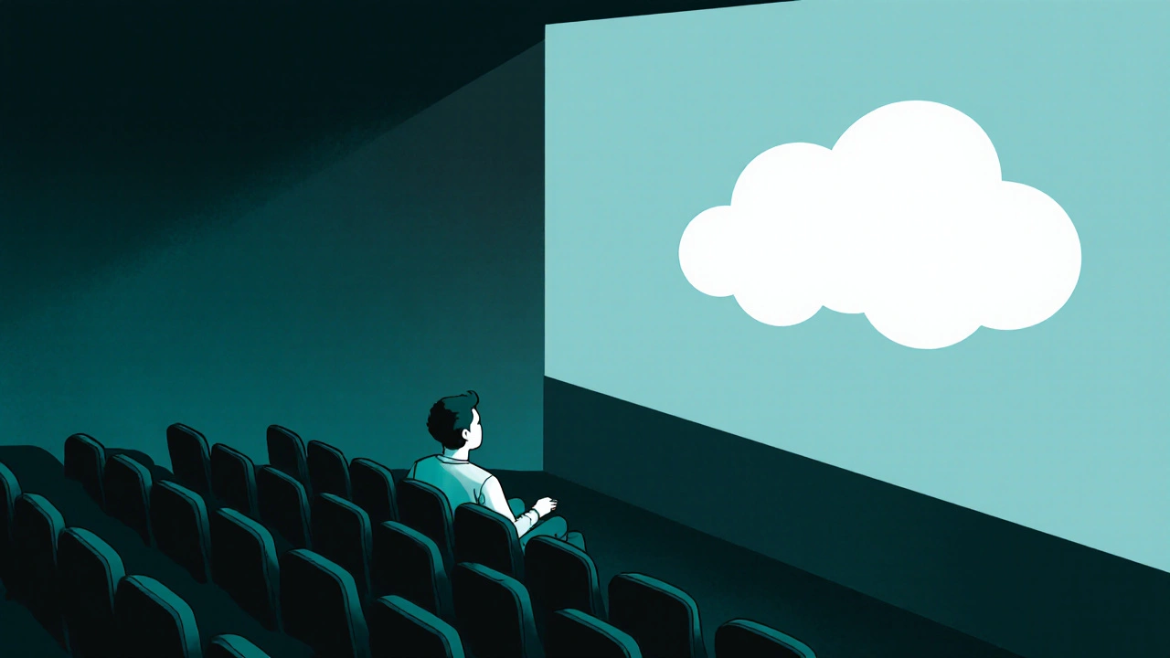 Un spectateur seul dans une salle de cinéma, éclairé par la projection d'un film lent, ombres douces et ambiance contemplative.