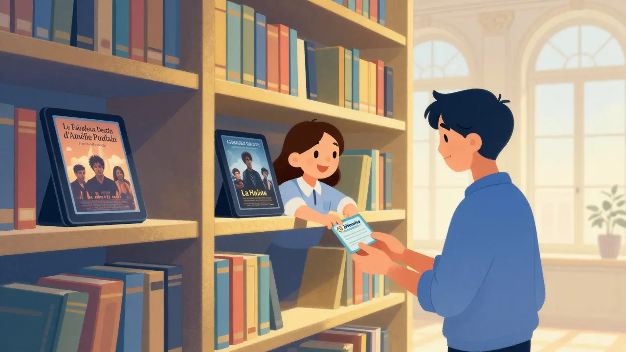 Bibliothécaire remettant une carte de bibliothèque à un usager qui regarde des films sur une tablette.