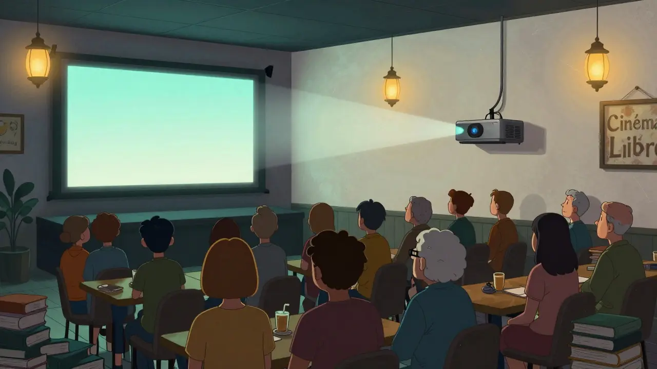 Un groupe diversifié regarde un film projeté sur un mur dans un café, illuminé par la lumière douce d’un projecteur.